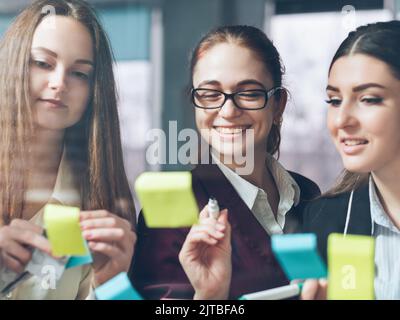 Brainstorming-Team entwickelt erfolgreiche Strategie Stockfoto