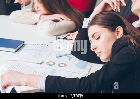 Der müde Manager, der Schlafschreibtisch, funktionierte nicht mehr Stockfoto