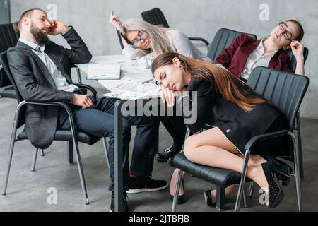 Müde Firmenmitarbeiter, der Schreibtisch war überfordert Stockfoto