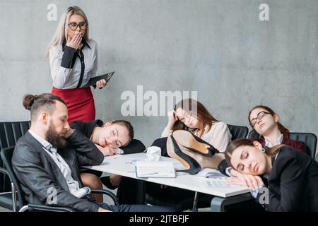 Müde Firmenmitarbeiter, der Schreibtisch war überfordert Stockfoto