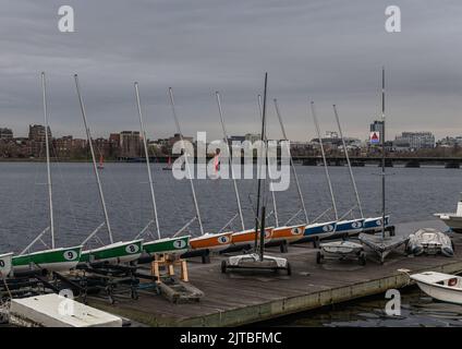 Eine Nahaufnahme von bunten Segelbooten auf einem Dock am Charles River in Boston bei Sonnenuntergang Stockfoto