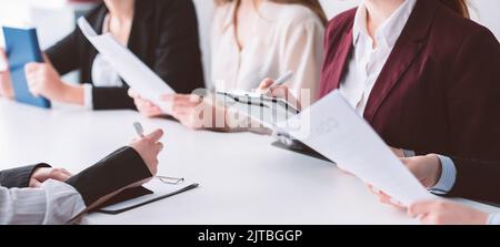 Immatrikulation Board Bildung Student Einreichung von Dokumenten Stockfoto