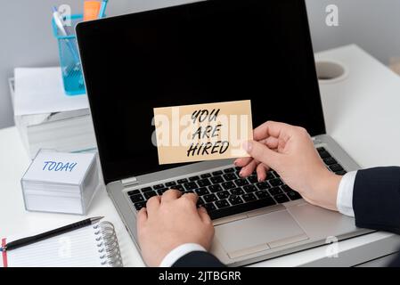 Schreiben mit Text, den Sie eingestellt sind. Konzeptionelles Foto Empfang und Einladung zu einer Veranstaltung Feiern Sie mit uns die Trophäe „man pointing Finger Holding“ Stockfoto