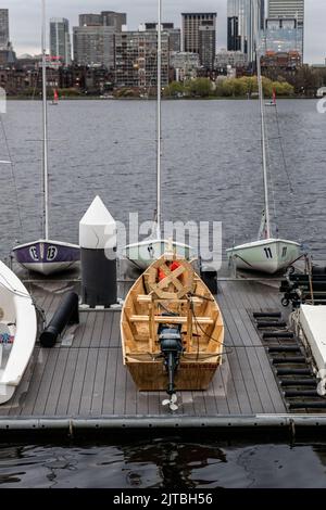 Ein vertikaler Hochwinkel eines hölzernen Segelbootes auf einem Dock entlang des Charles Flusses in Boston Stockfoto