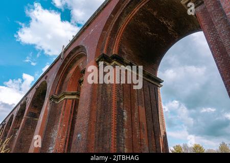Whalley Viaduct - eine Eisenbahnbrücke mit 48 Spannweiten - eine Nahaufnahme der Architektur, die in Übereinstimmung mit Whalley Gatehouse, Ribble Valley, Lancashire, eng Stockfoto