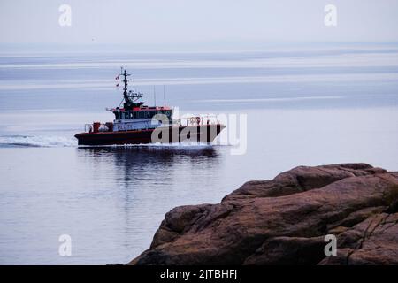 Frachtschiff-Pilotboot auf dem St. Lawrence River, in der Nähe von Les ESCOUMINS, Quebec, Kanada. Stockfoto