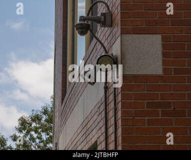 Eine Sicherheitskamera an der Seite eines Gebäudes Stockfoto