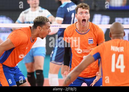 Fabian Plak, Wessel Keemink, Nimir Abdel-Aziz (Niederlande) feiern den Sieg gegen Argentinien. Volleyball-Weltmeisterschaft 2022. Stockfoto