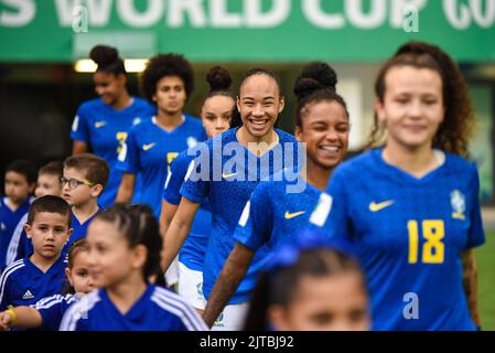 SAN JOSE, Costa Rica: Brasilianische Spieler treten vor dem Spiel zwischen Brasilien und den Niederlanden für das Play-off auf dem dritten Platz ein Stockfoto