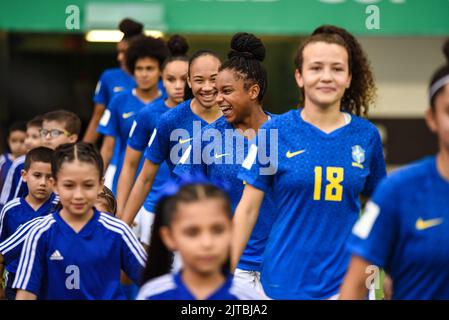 SAN JOSE, Costa Rica: Brasilianische Spieler treten vor dem Spiel zwischen Brasilien und den Niederlanden für das Play-off auf dem dritten Platz ein Stockfoto