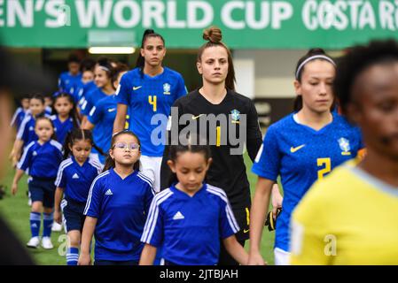 SAN JOSE, Costa Rica: Brasilianische Spieler treten vor dem Spiel zwischen Brasilien und den Niederlanden für das Play-off auf dem dritten Platz ein Stockfoto