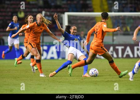 SAN JOSE, Costa Rica: ALINE (11) aus Brasilien in Aktion während des Spiels zwischen Brasilien und den Niederlanden für das Play-off um den dritten Platz am Stockfoto