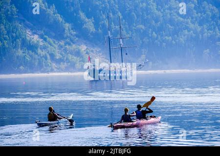 Seekajaks fahren vom Hafen in Tadoussac, Quebec, Kanada. Stockfoto