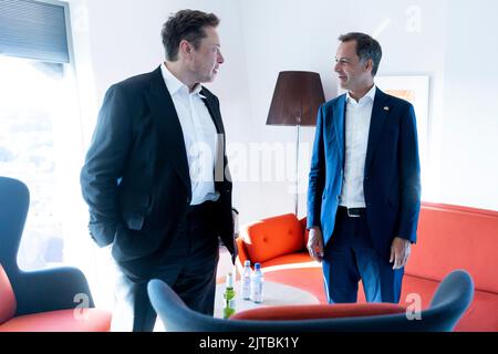 ACHTUNG REDAKTEURE - BILDER AUSHÄNDIGEN - REDAKTIONELLE VERWENDUNG MIT GESCHICHTE ÜBER TREFFEN MIT DE CROO UND ELON MUSK NUR - OBLIGATORISCHES KREDITAUSHÄNDLUNGSKABINETT BELGISCHER PREMIERMINISTER AUSHÄNDIGEN BILDER, DIE AM MONTAG, 29. AUGUST 2022, VERÖFFENTLICHT WURDEN, Vom Kabinett des belgischen Premierministers zeigt Tesla und SpaceX CEO Elon Musk und belgischen Premierminister Alexander De Croo in einem Treffen, während der Offshore-Nordseekonferenz zum Thema Energie in Stavanger, Norwegen am Montag, 29. August 2022. BELGA FOTO HANDOUT KABINETT BELGISCHER PREMIERMINISTER Stockfoto