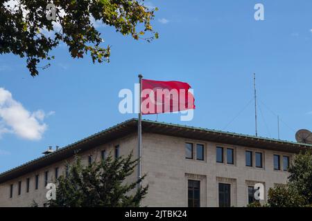 Blick auf die türkische Flagge, die vor dem Gebäude des staatlichen Radios an einer der Hauptstraßen namens Halaskargazi im Stadtteil Sisli in Istanbul winkt. It Stockfoto