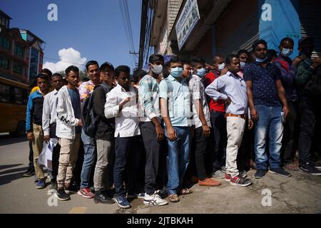 Kathmandu, Nepal. 29. August 2022. Nepalesische Jugendliche stehen in einer Schlange, um auf ein Interview für ein malaysisches Arbeitsvisum zu warten. (Bild: © Aryan Dhimal/ZUMA Press Wire) Stockfoto