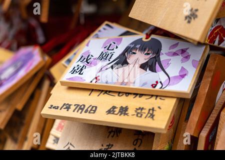 Japanische Anime- und Manga-Figuren, die auf ema-Gebetstafeln am Kanda Myojin-Schrein gemalt sind, einem schintoistischen Schrein, der Geschäftsreisenden und Technikbegeisterten in Chiyoda, Tokio, Japan, gewidmet ist. Die Gläubigen hängen die Tafeln mit ihren Wünschen, Träumen oder Gebeten im Tempel auf. Stockfoto