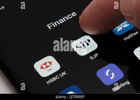 SJP-App auf dem Smartphone-Bildschirm zwischen anderen Finanz-Apps wie HSBC UK, Halifax. St. James's Place (SJP) ist ein Beratungsunternehmen für Finanzexperten. Personal Stockfoto