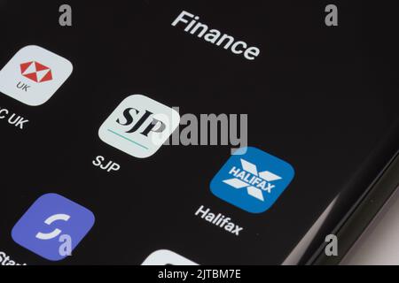 SJP-App auf dem Smartphone-Bildschirm zwischen anderen Finanz-Apps wie HSBC UK, Halifax. St. James's Place (SJP) ist ein Beratungsunternehmen für Finanzexperten. Personal Stockfoto