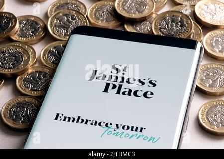 SJP-Anwendung auf dem Smartphone-Bildschirm auf britischen Pfund-Münzen platziert gesehen. St. James's Place (SJP) ist ein Beratungsunternehmen für Finanzexperten. Stafford, Einheit Stockfoto