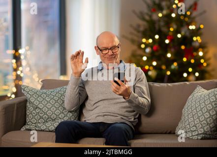 Ein alter Mann mit Telefon, der an weihnachten einen Videoanruf hatte Stockfoto