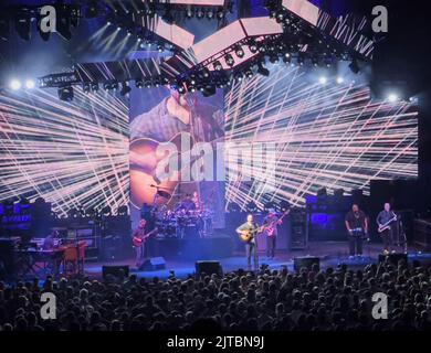 Eine szenische Ansicht der Dave Matthews Band, die eine Liveshow auf einer Bühne in der Nacht aufführt Stockfoto