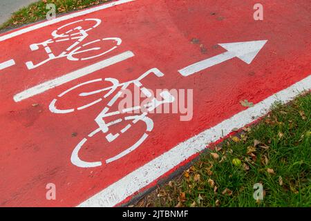 Fahrradspur oder rote Straße mit Schildern von Fahrrädern Stockfoto