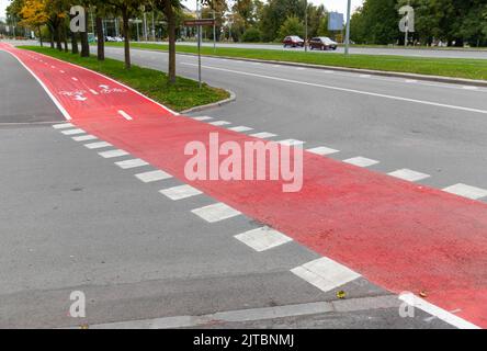 Fahrradweg oder rote Straße mit Schildern nur für Fahrräder Stockfoto