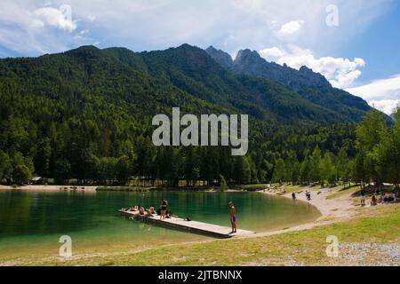 Kranjska Gora, Slowenien - August 21. 2022. Touristen verbringen Zeit am See Jasna in der Nähe von Kranjska Gora in der Region Oberkrain im Norden Sloweniens Stockfoto