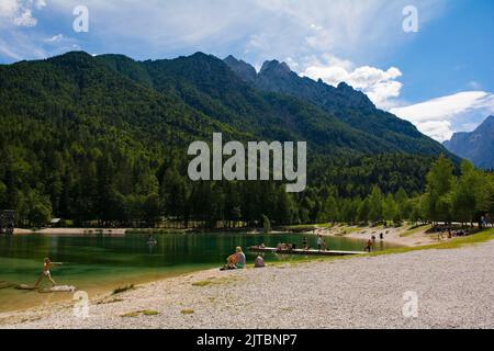 Kranjska Gora, Slowenien - August 21. 2022. Touristen verbringen Zeit am See Jasna in der Nähe von Kranjska Gora in der Region Oberkrain im Norden Sloweniens Stockfoto