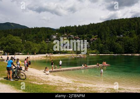 Kranjska Gora, Slowenien - August 21. 2022. Touristen verbringen Zeit am See Jasna in der Nähe von Kranjska Gora in der Region Oberkrain im Norden Sloweniens Stockfoto