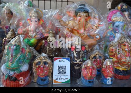 Chennai, Tamil Nadu, Indien. 29. August 2022. Idole des elefantenköpfigen Hindu-gottes Lord Ganesha wurden vor dem Ganesh Chaturthi Festival in Chennai zum Verkauf gehalten. Google Pay QR-Codes werden für den Geldtransfer aufbewahrt. (Bild: © Sri Loganathan/ZUMA Press Wire) Stockfoto