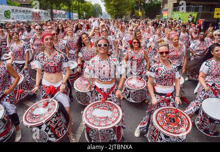 London, Großbritannien. 29.. August 2022. Trommler treten am zweiten Tag in der Parade auf, als Notting Hill Carnival nach einer zweijährigen Abwesenheit zurückkehrt. Kredit: Vuk Valcic/Alamy Live Nachrichten Stockfoto