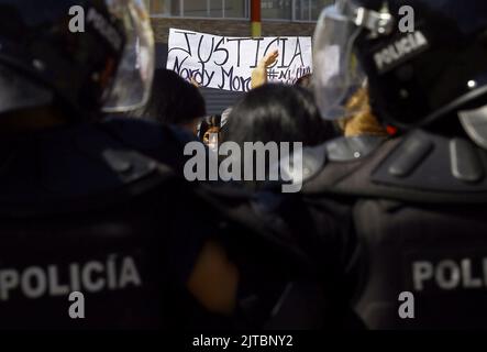 Valencia, Carabobo, Venezuela. 29. August 2022. 29. August 2022. Angehörige, Ärzte und die Zivilgesellschaft protestierten vor Gericht, um Gerechtigkeit für den abscheulichen Mord an dem Arzt, Nardi Mora, Der im Enmontado-Bereich der Bildungseinheit Guerra Mendez, wo ein medizinisches Büro von Barrio aus tätig ist und wo das Opfer arbeitete, südlich der Stadt Valencia im Bundesstaat Carabobo, zerlegt und begraben wurde.Foto: Juan Carlos Hernandez (Bild: © Juan Carlos Hernandez/ZUMA Press Wire) Stockfoto