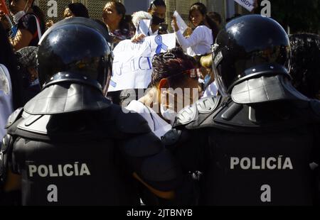 Valencia, Carabobo, Venezuela. 29. August 2022. 29. August 2022. Angehörige, Ärzte und die Zivilgesellschaft protestierten vor Gericht, um Gerechtigkeit für den abscheulichen Mord an dem Arzt, Nardi Mora, Der im Enmontado-Bereich der Bildungseinheit Guerra Mendez, wo ein medizinisches Büro von Barrio aus tätig ist und wo das Opfer arbeitete, südlich der Stadt Valencia im Bundesstaat Carabobo, zerlegt und begraben wurde.Foto: Juan Carlos Hernandez (Bild: © Juan Carlos Hernandez/ZUMA Press Wire) Stockfoto