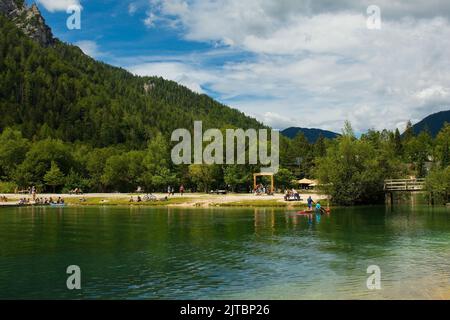 Kranjska Gora, Slowenien - August 21. 2022. Touristen verbringen Zeit am See Jasna in der Nähe von Kranjska Gora in der Region Oberkrain im Norden Sloweniens Stockfoto