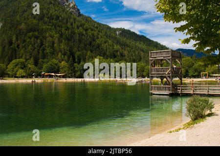 Kranjska Gora, Slowenien - August 21. 2022. Touristen verbringen Zeit am See Jasna in der Nähe von Kranjska Gora in der Region Oberkrain im Norden Sloweniens Stockfoto