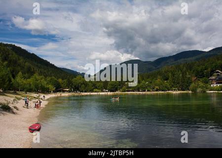 Kranjska Gora, Slowenien - August 21. 2022. Touristen verbringen Zeit am See Jasna in der Nähe von Kranjska Gora in der Region Oberkrain im Norden Sloweniens Stockfoto