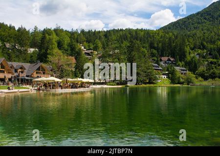 Kranjska Gora, Slowenien - August 21. 2022. Touristen verbringen Zeit am See Jasna in der Nähe von Kranjska Gora in der Region Oberkrain im Norden Sloweniens Stockfoto