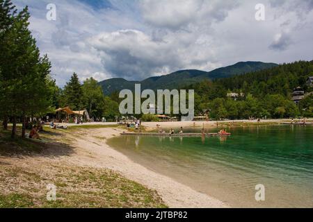 Kranjska Gora, Slowenien - August 21. 2022. Touristen verbringen Zeit am See Jasna in der Nähe von Kranjska Gora in der Region Oberkrain im Norden Sloweniens Stockfoto