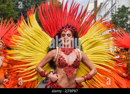 London, Großbritannien. 29.. August 2022. Ein Darsteller trägt ein extravagantes Kostüm in der Parade am zweiten Tag, als Notting Hill Carnival nach einer zweijährigen Abwesenheit zurückkehrt. Kredit: Vuk Valcic/Alamy Live Nachrichten Stockfoto