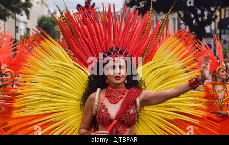London, Großbritannien. 29.. August 2022. Ein Darsteller trägt ein extravagantes Kostüm in der Parade am zweiten Tag, als Notting Hill Carnival nach einer zweijährigen Abwesenheit zurückkehrt. Kredit: Vuk Valcic/Alamy Live Nachrichten Stockfoto
