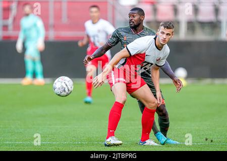 UTRECHT, NIEDERLANDE - 29. AUGUST: Albert Lottin vom FC Utrecht U23, Elton Kabangu von Willem II während des niederländischen Keukenkampioendivisie-Spiels zwischen Jong FC Utrecht und Willem II im Stadion Galgenwaard am 29. August 2022 in Utrecht, Niederlande (Foto: Geert van Erven/Orange Picts) Stockfoto