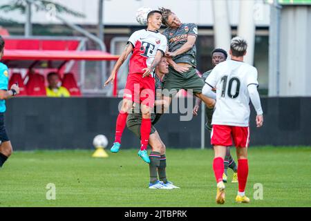 UTRECHT, NIEDERLANDE - 29. AUGUST: Eliano Reijnders vom FC Utrecht U23, Erik Schouten von Willem II während des niederländischen Keukenkampioendivisie-Spiels zwischen Jong FC Utrecht und Willem II im Stadion Galgenwaard am 29. August 2022 in Utrecht, Niederlande (Foto: Geert van Erven/Orange Picts) Stockfoto