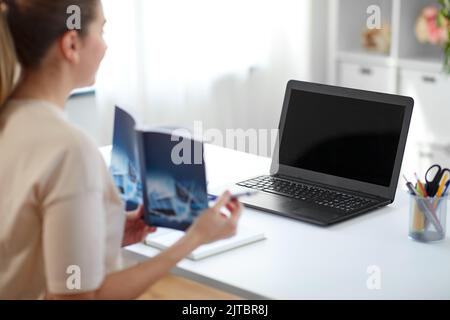 Mathelehrerin mit Online-Unterricht zu Hause Stockfoto