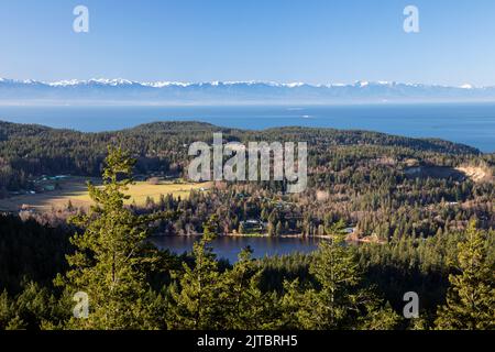 WA21923-00...WASHINGTON - Blick vom Mount Erie Park mit Blick auf den Eriesee, die Straße von Rosario, die Straße von Juan de Fuca und die Olympic Range. Stockfoto