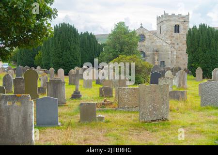 Südlicher Aspekt der St. Hilda's Church Danby North Yorkshire, UK in Danby Dale erbaut auf einem alten vorchristlichen Begräbnisplatz mit reifer Eibe, einem großen Az Stockfoto