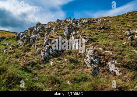 Natürliche Karstlandschaft mit freiliegendem Kalkstein hoch auf einem Hügel in der Nähe von Castleton im Peak District. Stockfoto