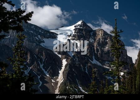 Blick auf den Mount Fairview während des Rundschracks um den Lake Louise in Kanada Stockfoto