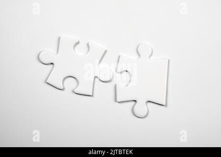 Zwei leere Puzzleteile auf weißem Hintergrund. Fähigkeiten und Kompatibilitätskonzept. Stockfoto
